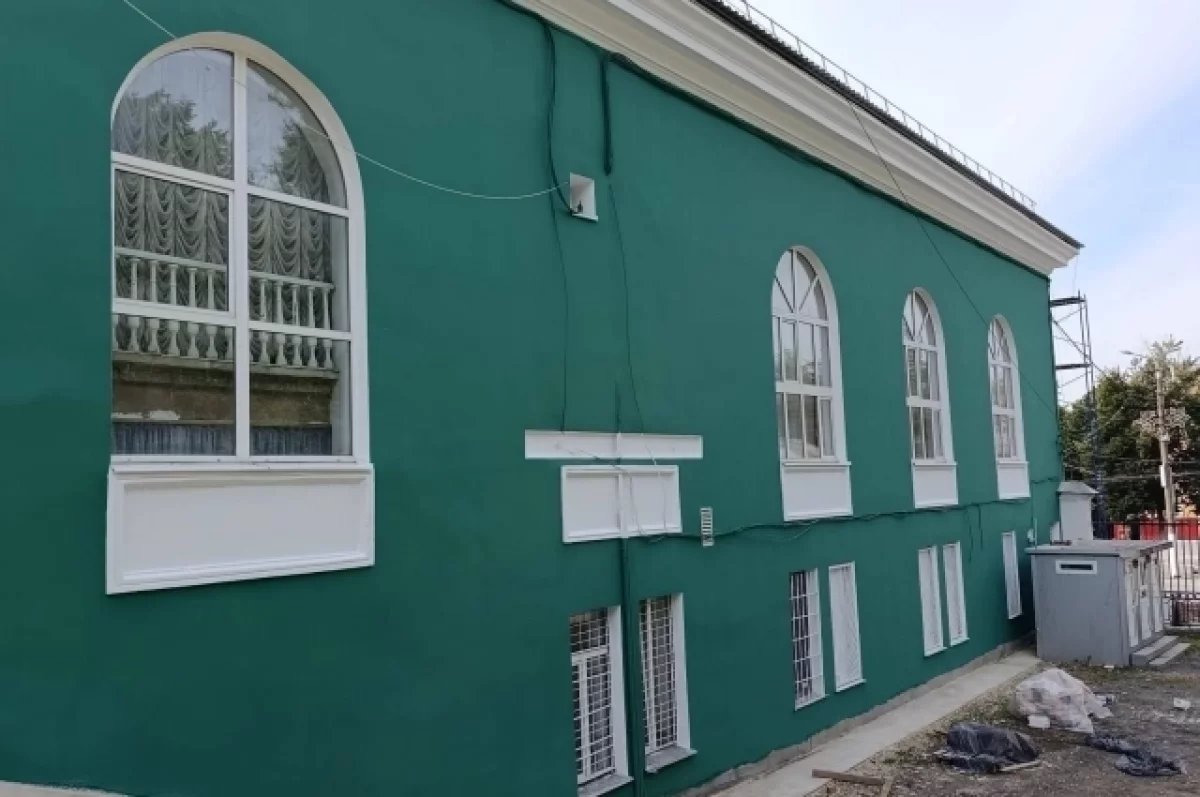 Дом культуры «Металлург» с новым тёмно-зелёным фасадом