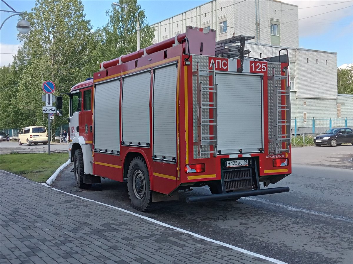 Пожарно-спасательный автомобиль МЧС России стоит на дороге — иллюстрация к материалу о ЧП